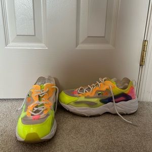 Women’s sneakers, size 9